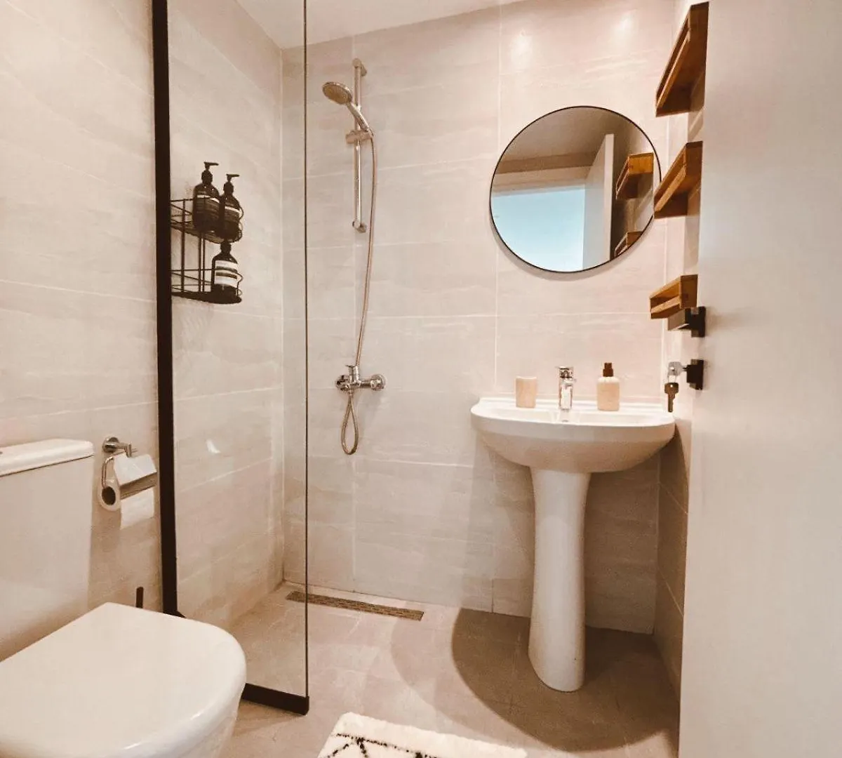 Beachside Escape 2 Min To Shore, Shared Pool & Burj Khalifa View! Dubai Apartment