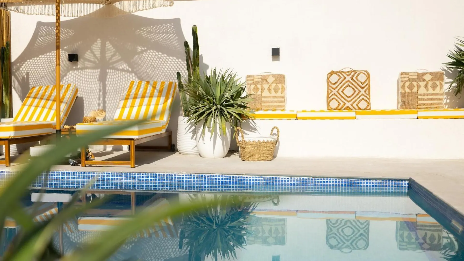 Beachside Escape 2 Min To Shore, Shared Pool & Burj Khalifa View! Dubai Apartment