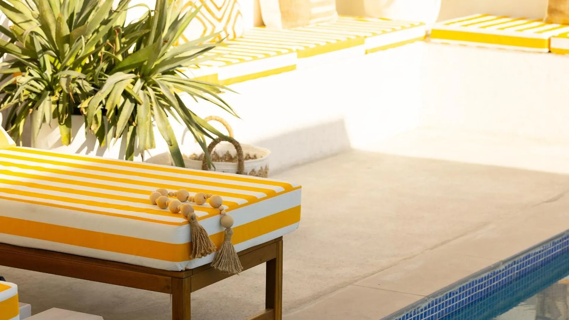 Beachside Escape 2 Min To Shore, Shared Pool & Burj Khalifa View! Dubai Apartment