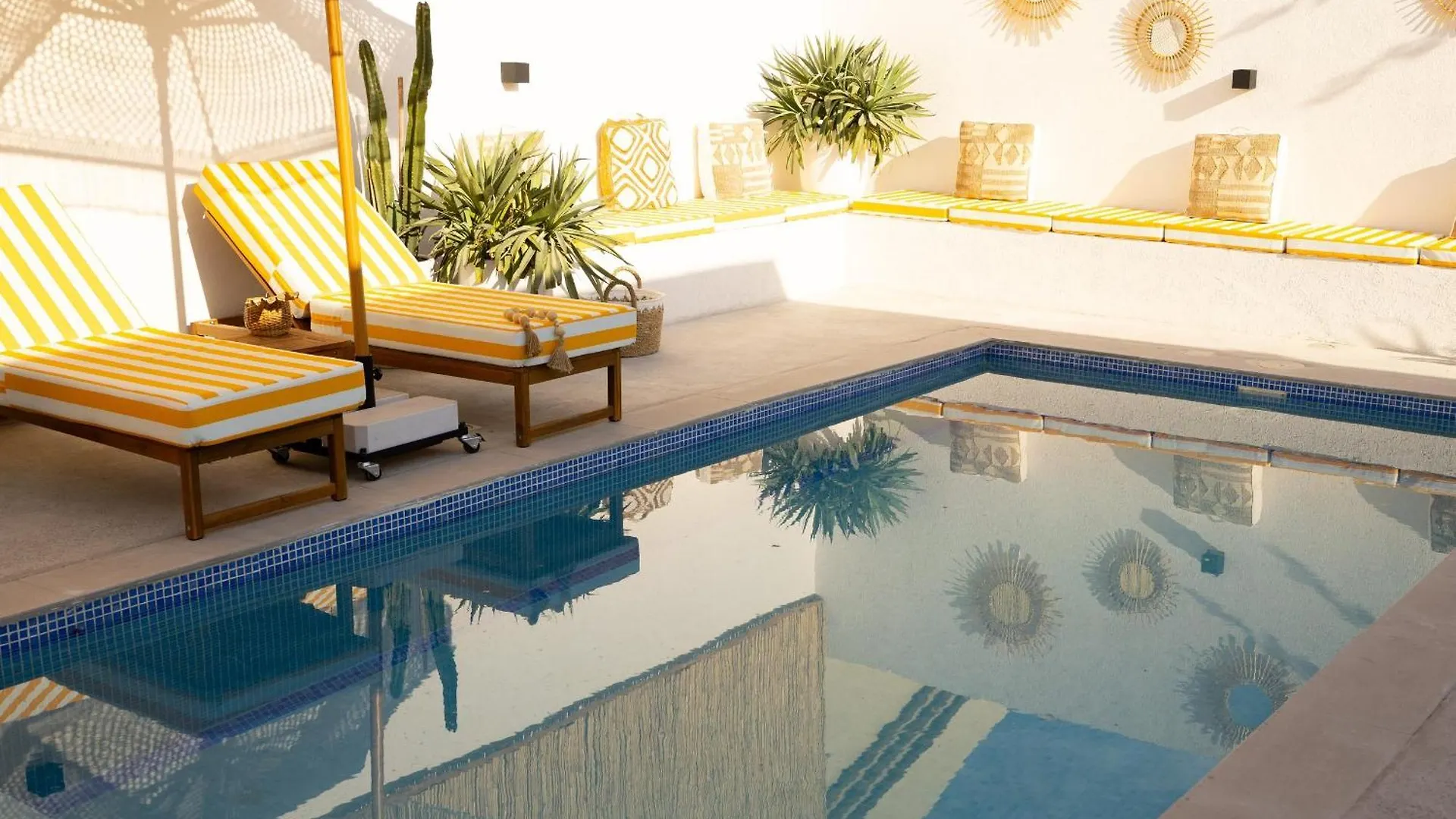 Beachside Escape 2 Min To Shore, Shared Pool & Burj Khalifa View! Dubai 0*,